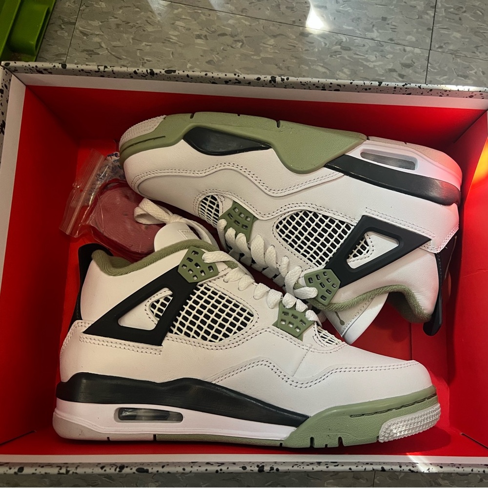 Jordan 4 seafoam